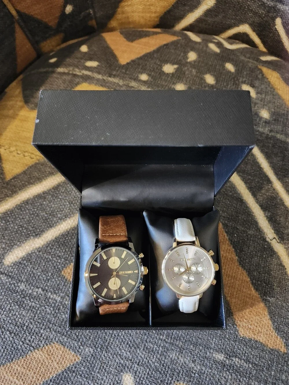NWT Steve Madden His & Hers Dual Watch Gift Set Black & Gold